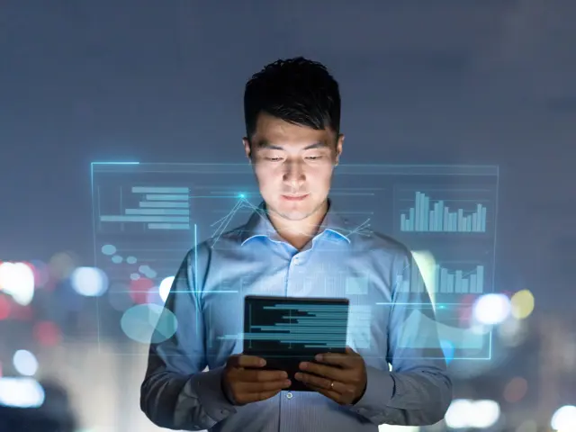 Ung mann opptatt med nettbrett