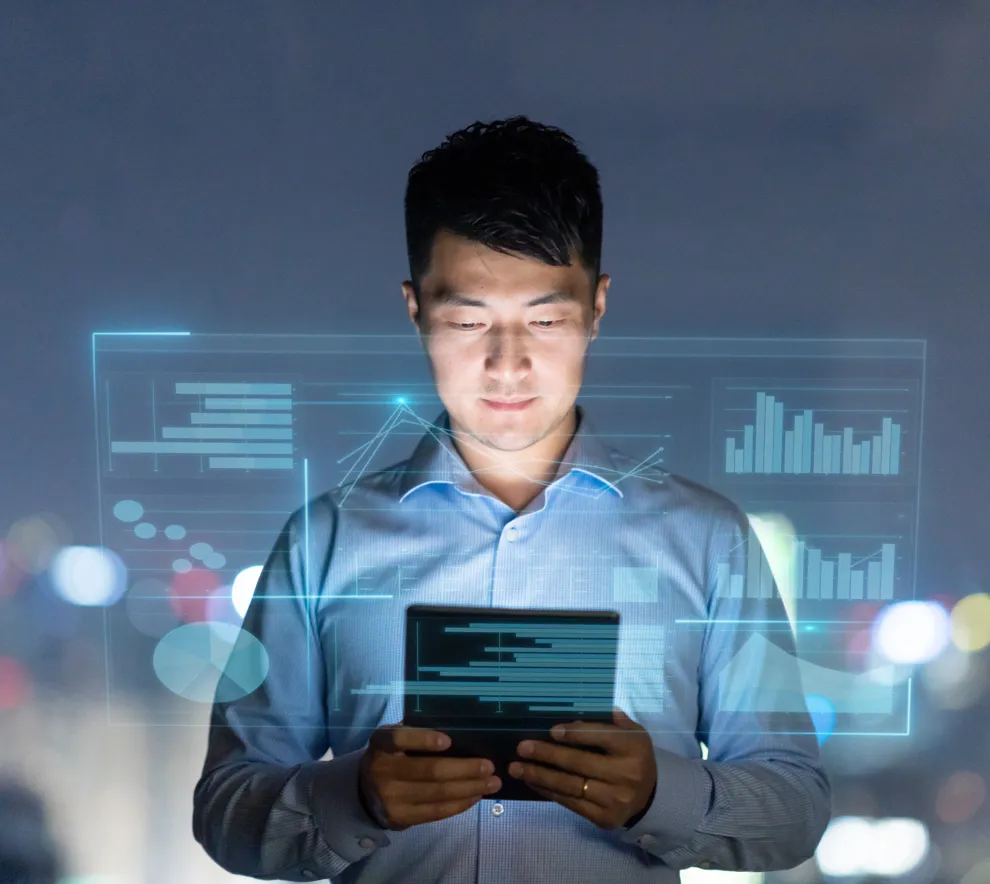 Ung mann opptatt med nettbrett