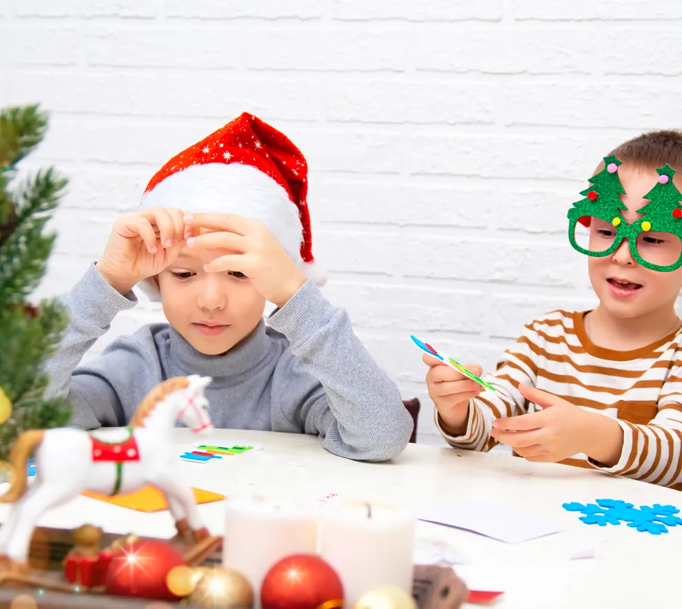 To barn deltar i juleverksted.