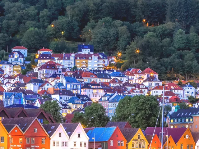 Bilde av bryggen i Bergen på kveldstid, bilde av Thor Haakon Bakke