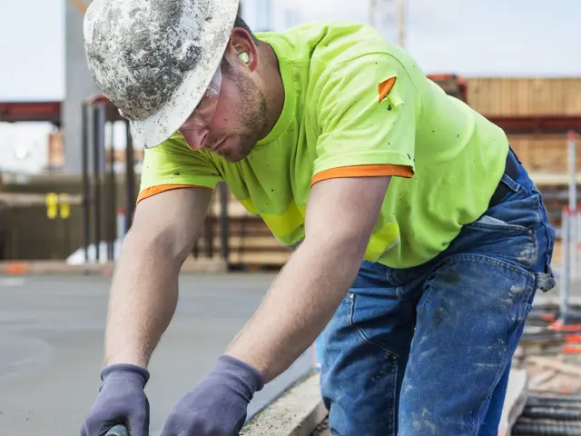 Person som jobber med betong