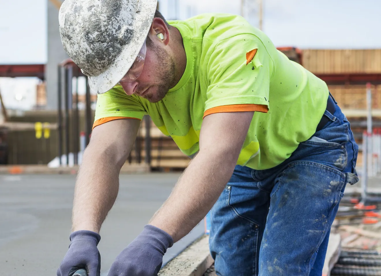 Person som jobber med betong