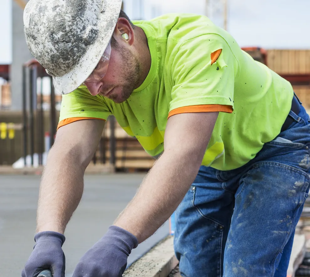 Person som jobber med betong