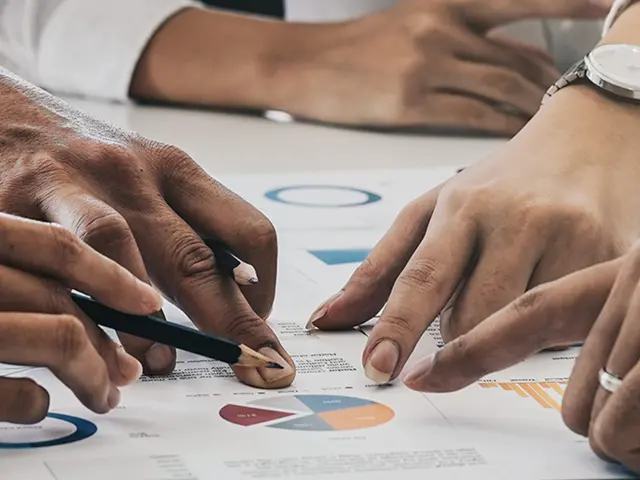 Hender på bordet tyder på prosjektsamarbeid