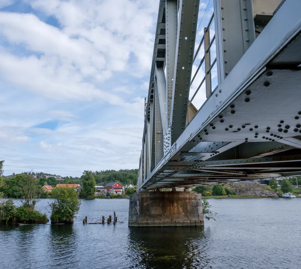 Understell av  en jernbanebro i Larvik.