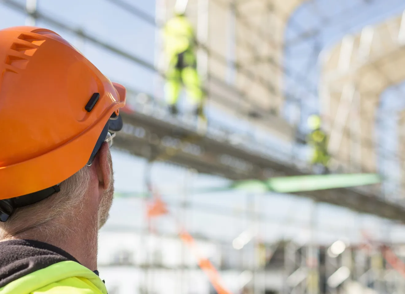 bygningsarbeider følger med på bygningsprosess