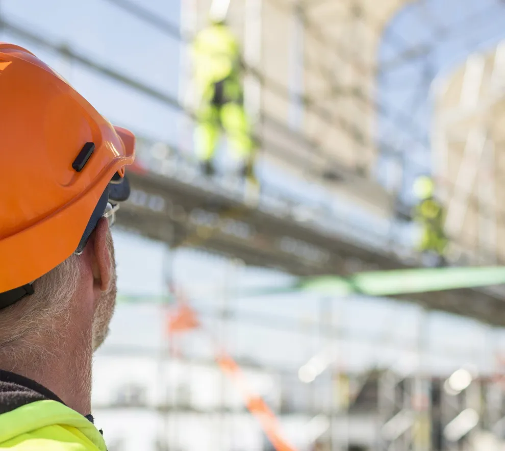 bygningsarbeider følger med på bygningsprosess