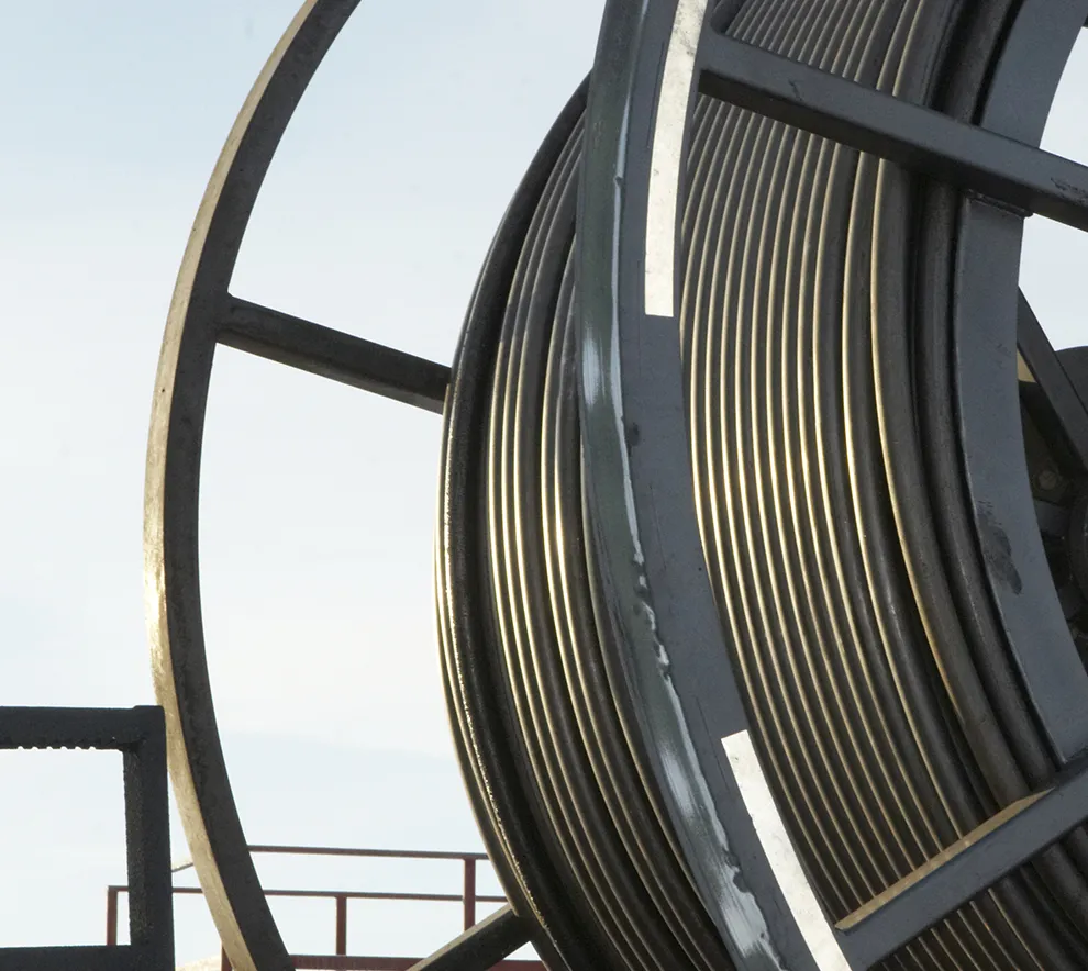 Coiled tubing-trommel med stålrør brukt til brønnintervensjon i olje- og gassindustrien.