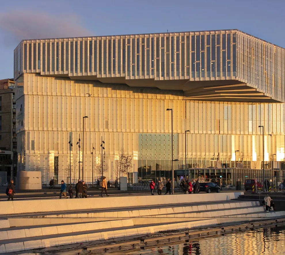 Foto av Bjørvika mot inngangen til Deichmanske bibliotek