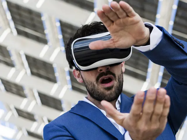 Mann med 3D-headsett konstruerer bygning
