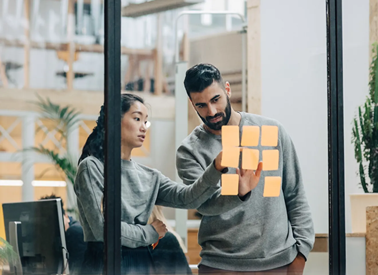 To personer jobber med strategi i et kontorlandskap.