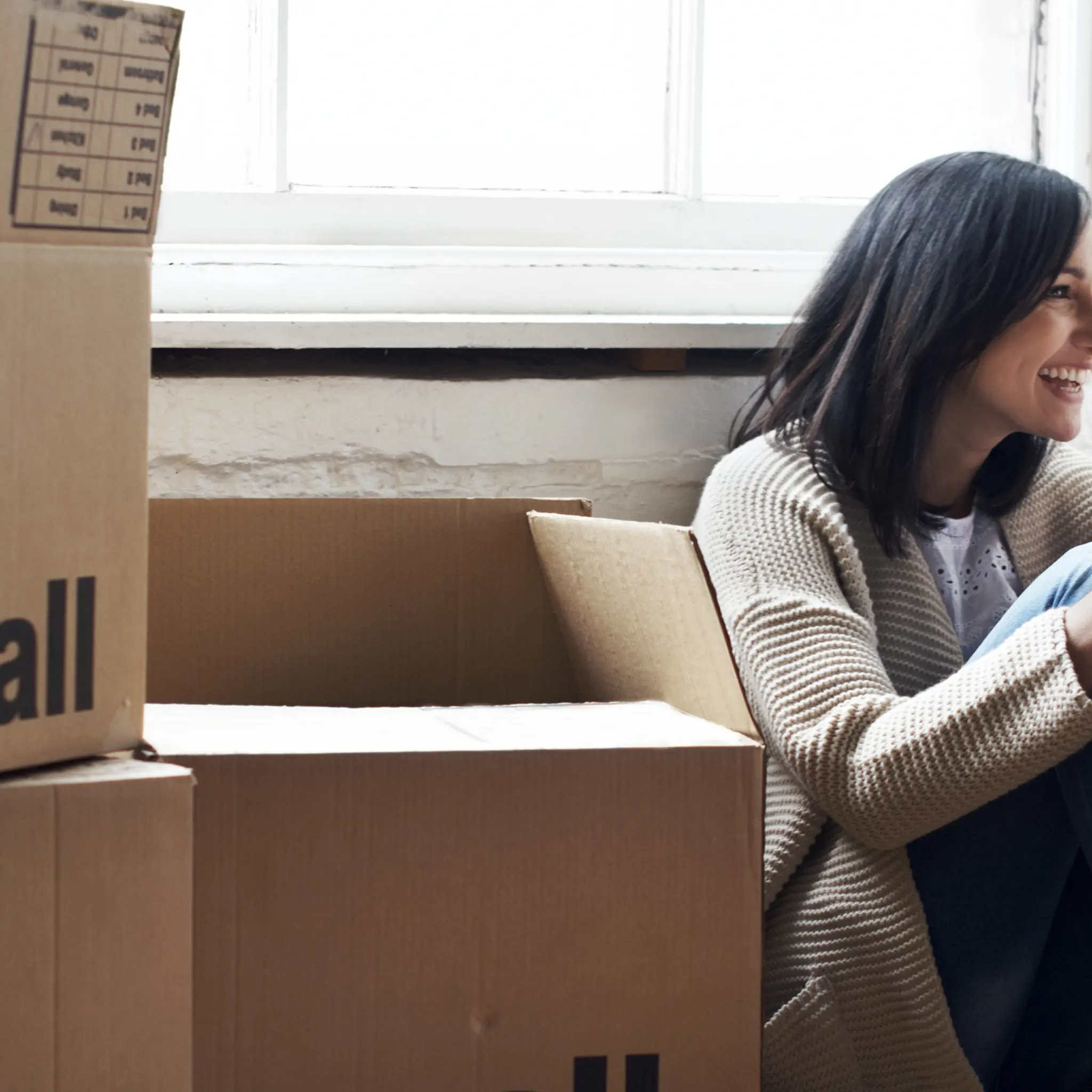 Kvinne som sitter ved flytteesker