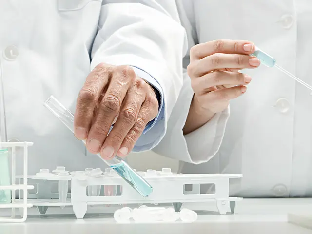 to jobber med reagensrør på lab