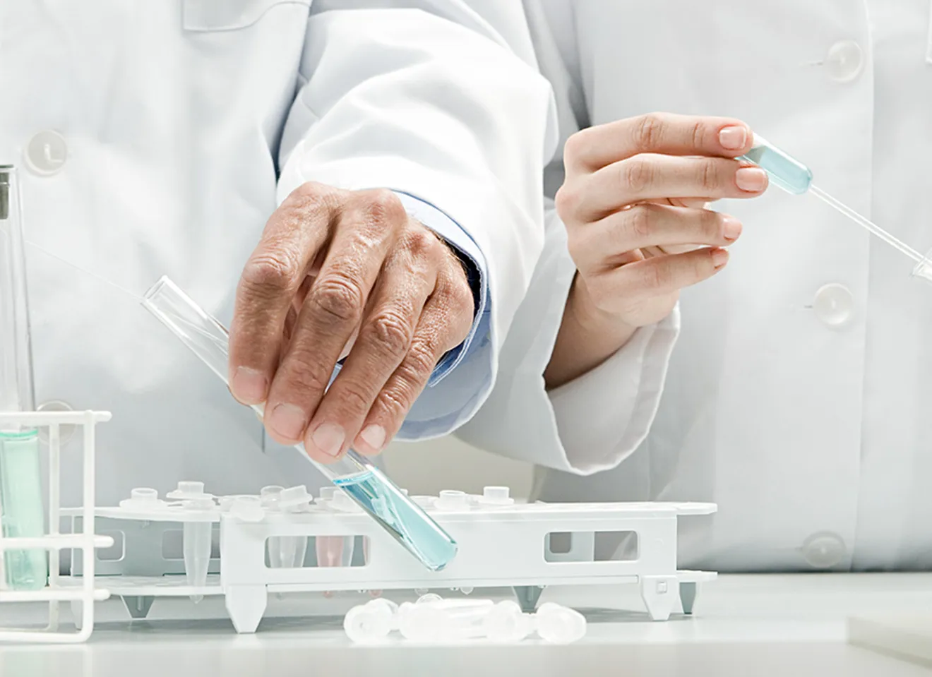 to jobber med reagensrør på lab