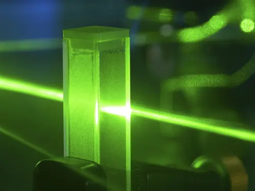 Grønt laserlys treffer krystall 