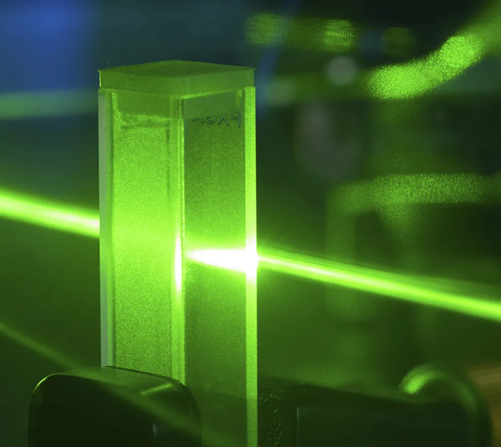 Grønt laserlys treffer krystall 
