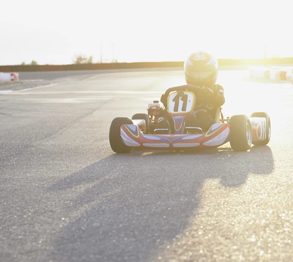 go kart bane med en bil som kjører