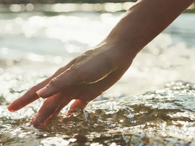 Hånd i vann