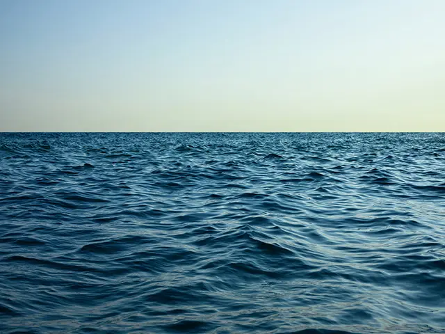 Åpent hav med blå himmel.