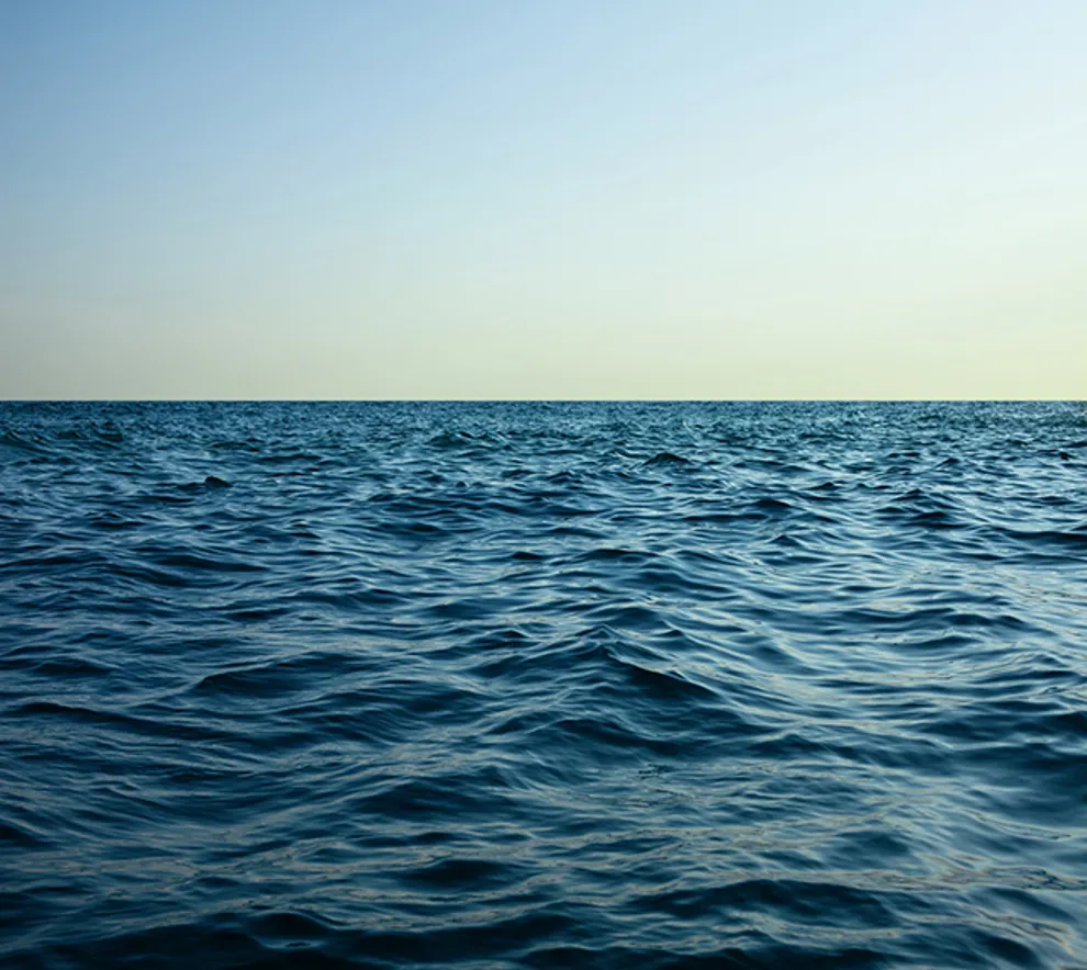 Åpent hav med blå himmel.