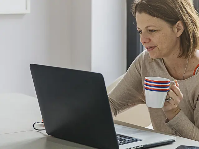 Kvinne på hjemmekontor