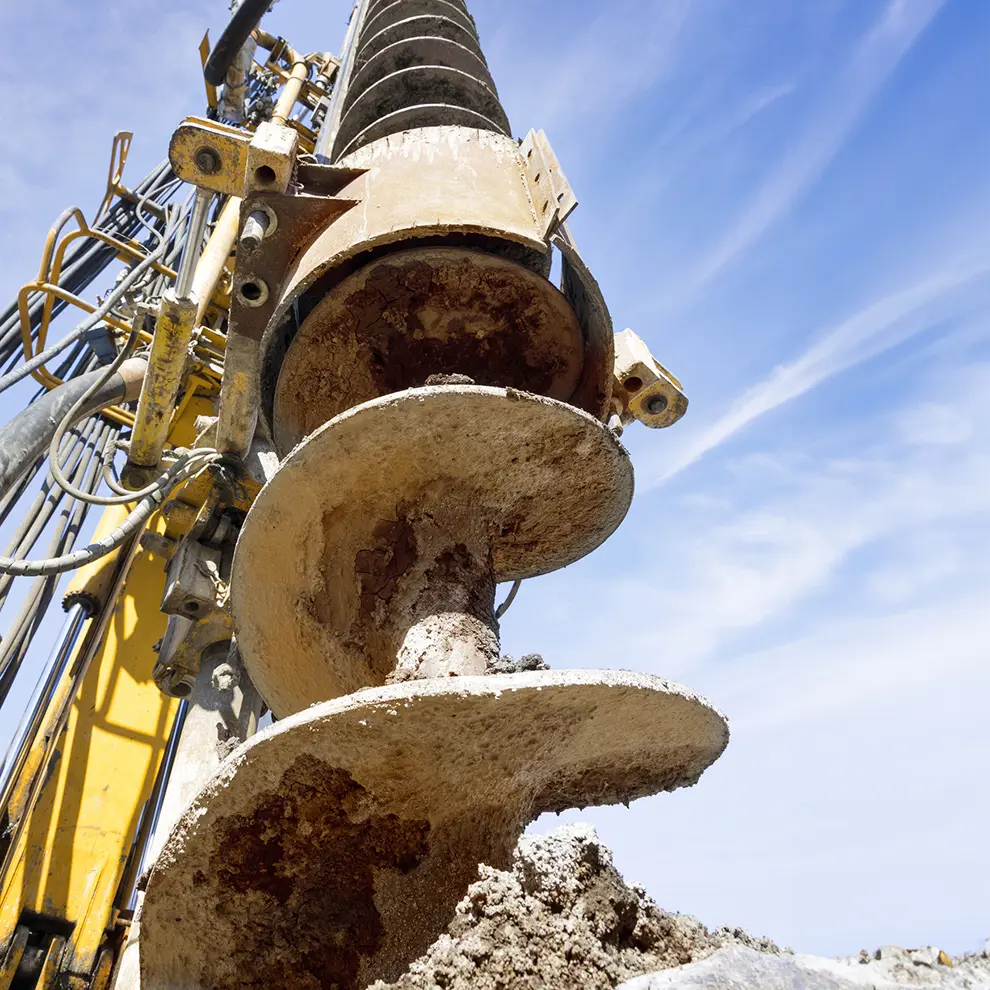 Industriell boremaskin i arbeid med jordboring på anleggsplass