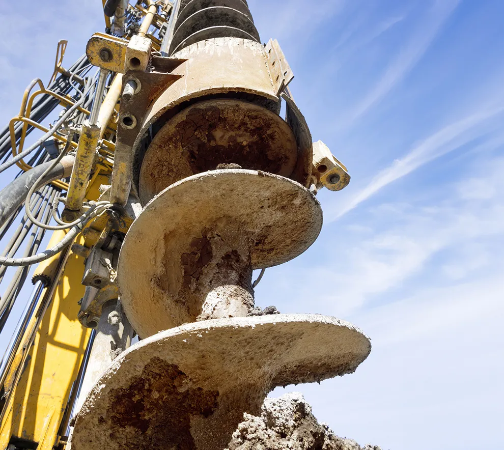 Industriell boremaskin i arbeid med jordboring på anleggsplass