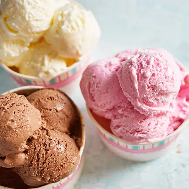 Nærbilde av kuleis i beger, sjokolade, vanilje og jordbær