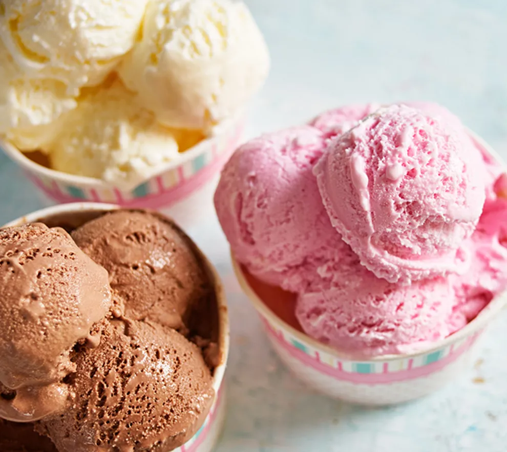 Nærbilde av kuleis i beger, sjokolade, vanilje og jordbær