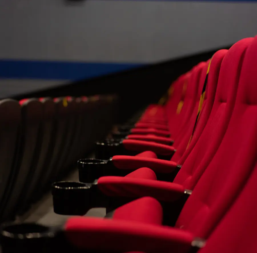 Tom rad i kinosal med klassiske røde seter.
