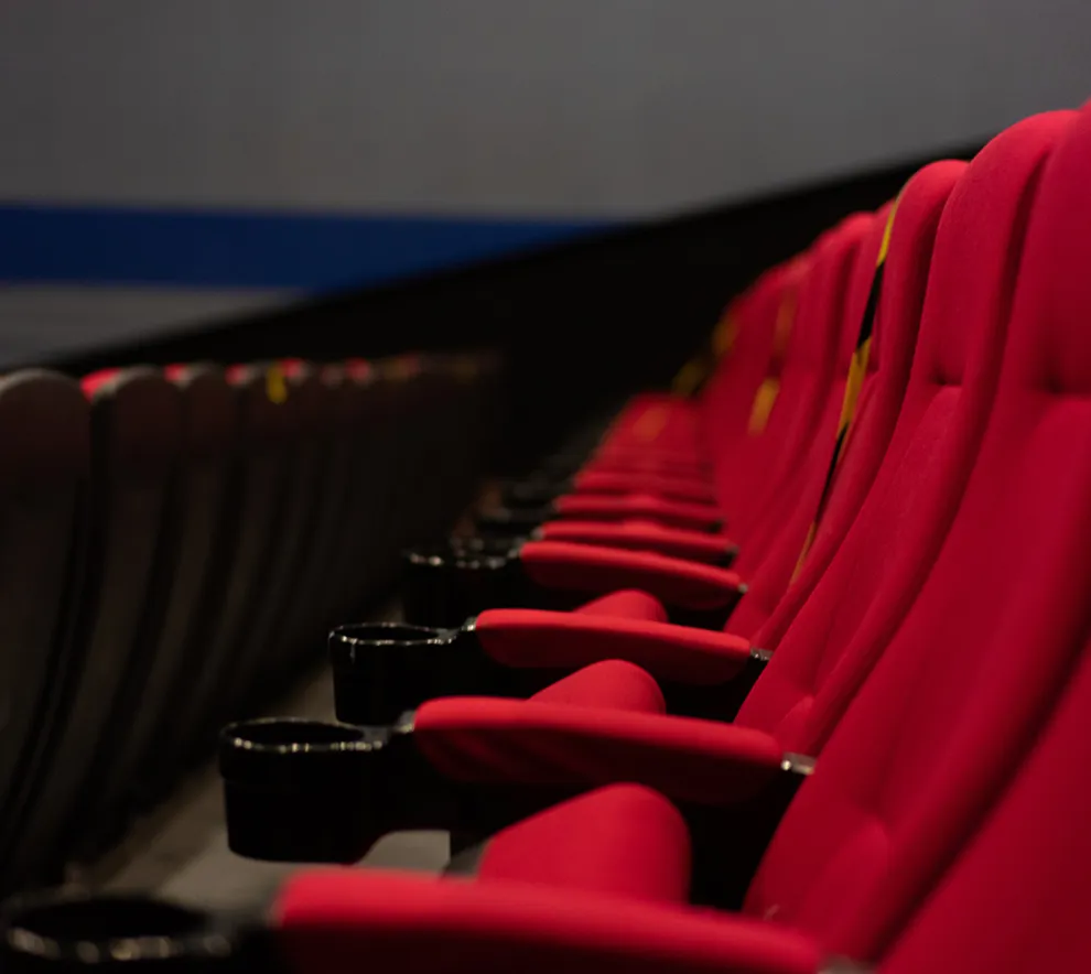Tom rad i kinosal med klassiske røde seter.