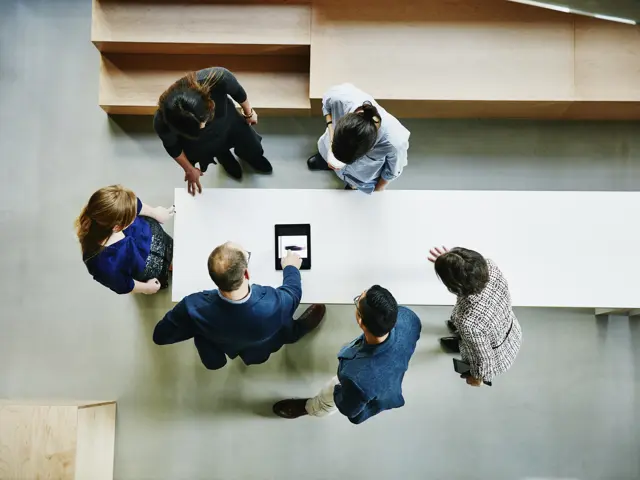 En gruppe kolleger diskuterer et prosjekt. 