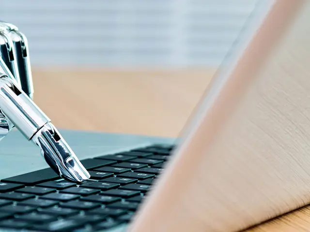 Illustrasjonsbilde av en robothånd som skriver på en laptopkeyboard