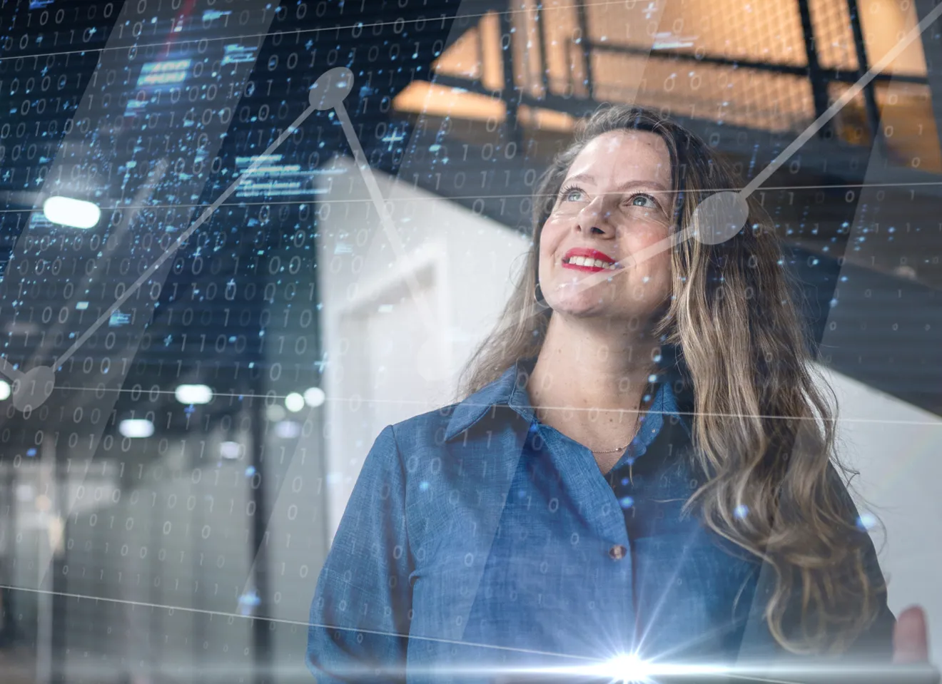 Kvinne med langt hår smiler ser opp på digitale binærkoder, grafer og lyseffekter er lagt over for å skape en futuristisk stemning