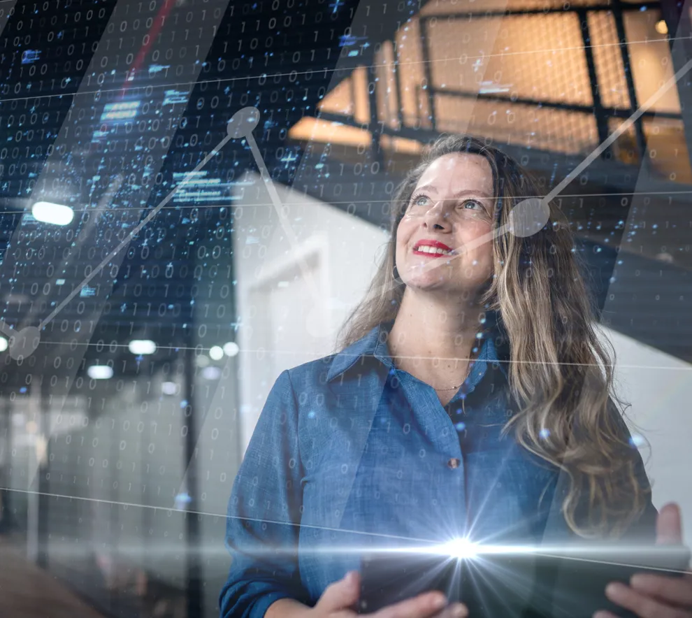 Kvinne med langt hår smiler ser opp på digitale binærkoder, grafer og lyseffekter er lagt over for å skape en futuristisk stemning