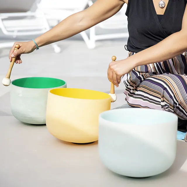 bilde av en som gjør lydbad med  syngeboller