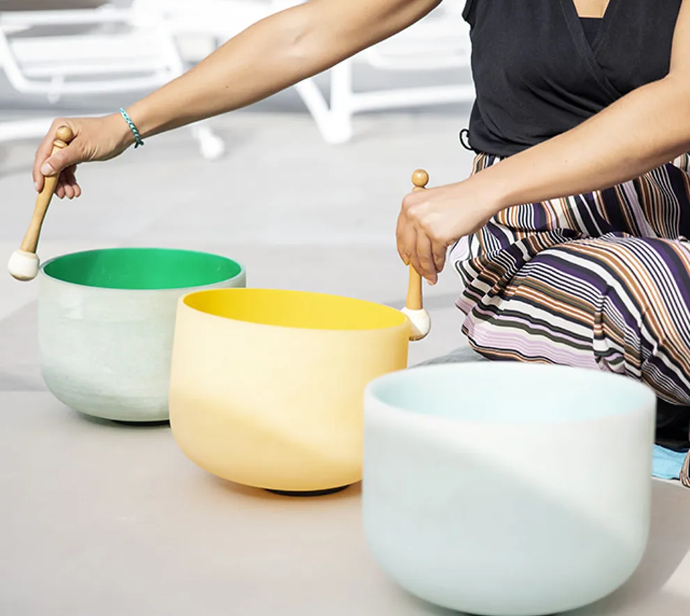 bilde av en som gjør lydbad med syngeboller