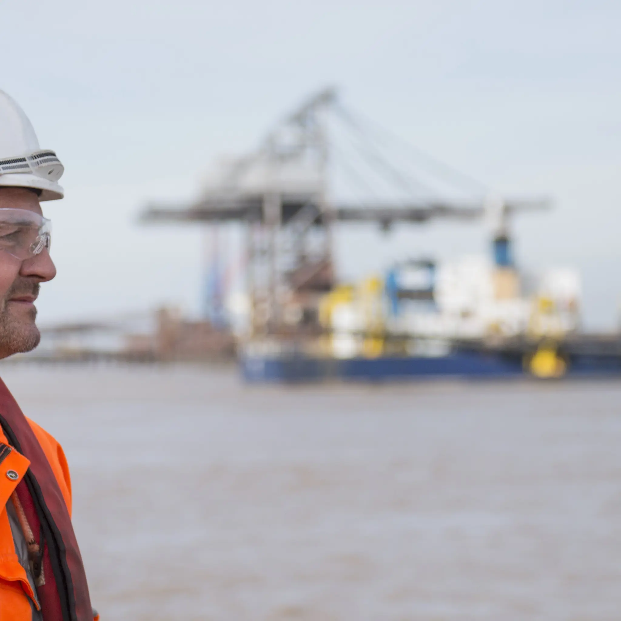 To arbeidere på en brygge