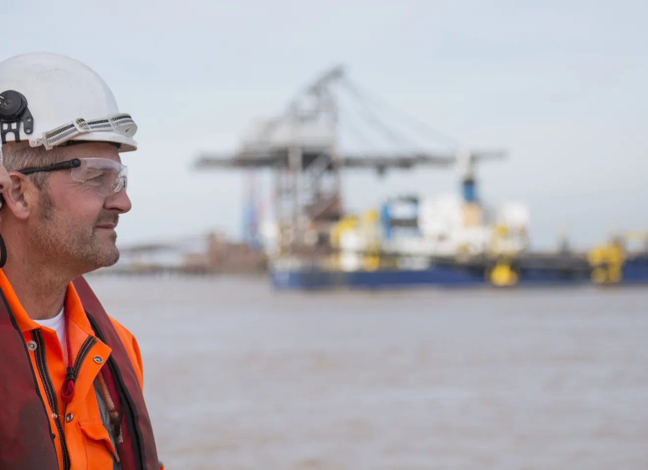 To arbeidere på en brygge