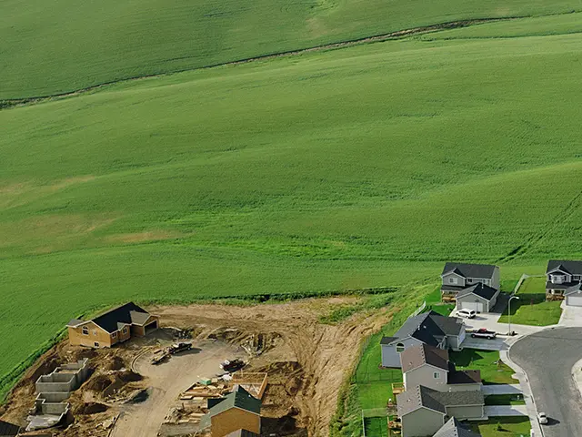 Et boligområde under konstruksjon med urørt natur rundt.