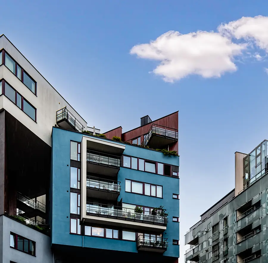 Moderne energieffektive leilighetsbygg mot blå himmel.