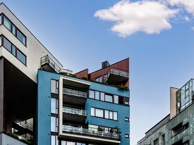 Moderne energieffektive leilighetsbygg mot blå himmel.