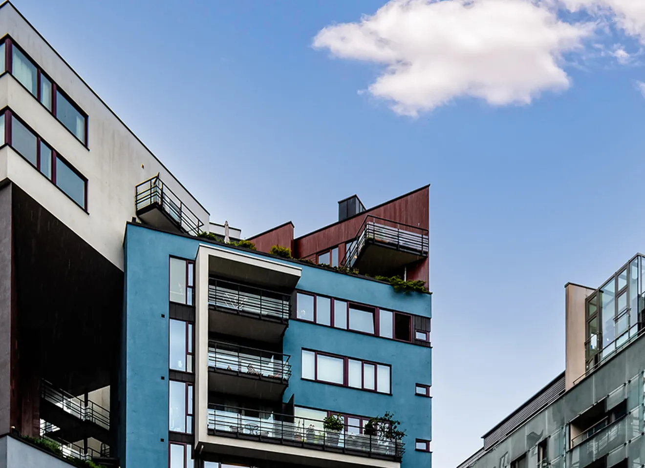 Moderne energieffektive leilighetsbygg mot blå himmel.
