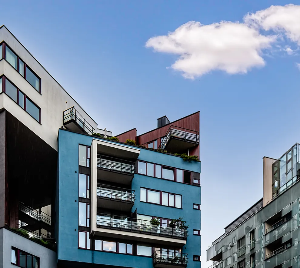 Moderne energieffektive leilighetsbygg mot blå himmel.