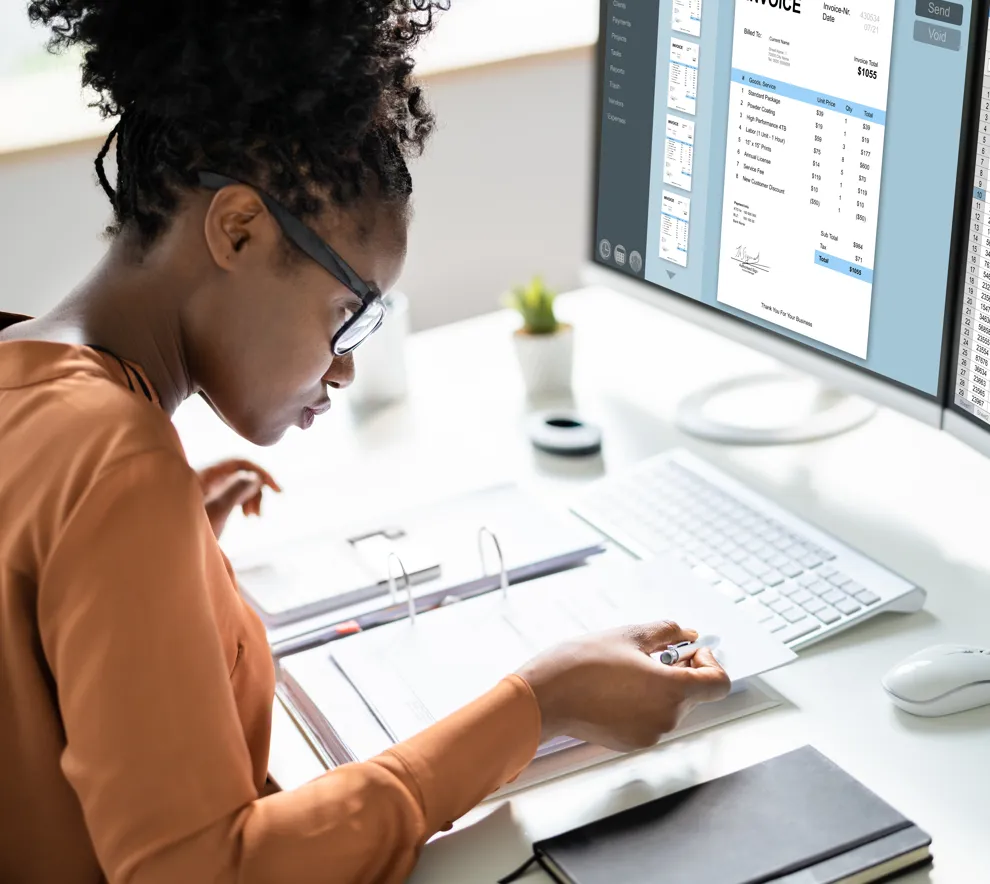 Kvinne jobber med budsjett og regnskap.