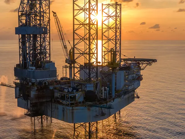 Oljeplattform i kveldslys