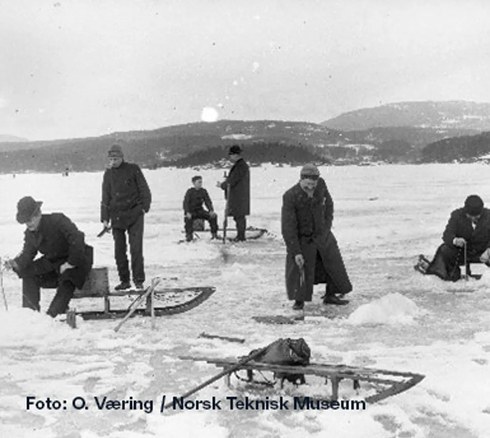 Historisk foto av isfiske i Oslofjorden med fiskere på isen vinterstid.