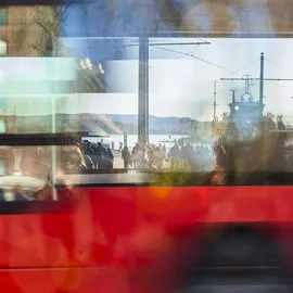 Rød buss i rushen i Oslo