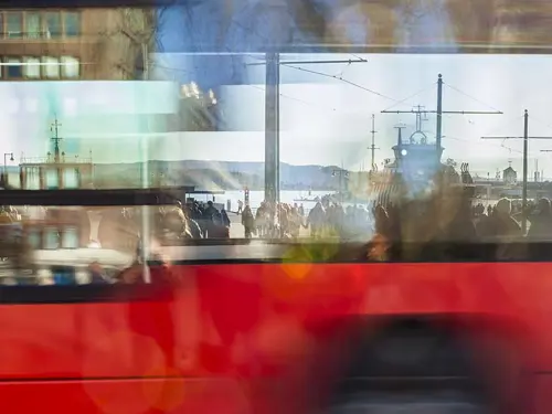 Rød buss i rushen i Oslo