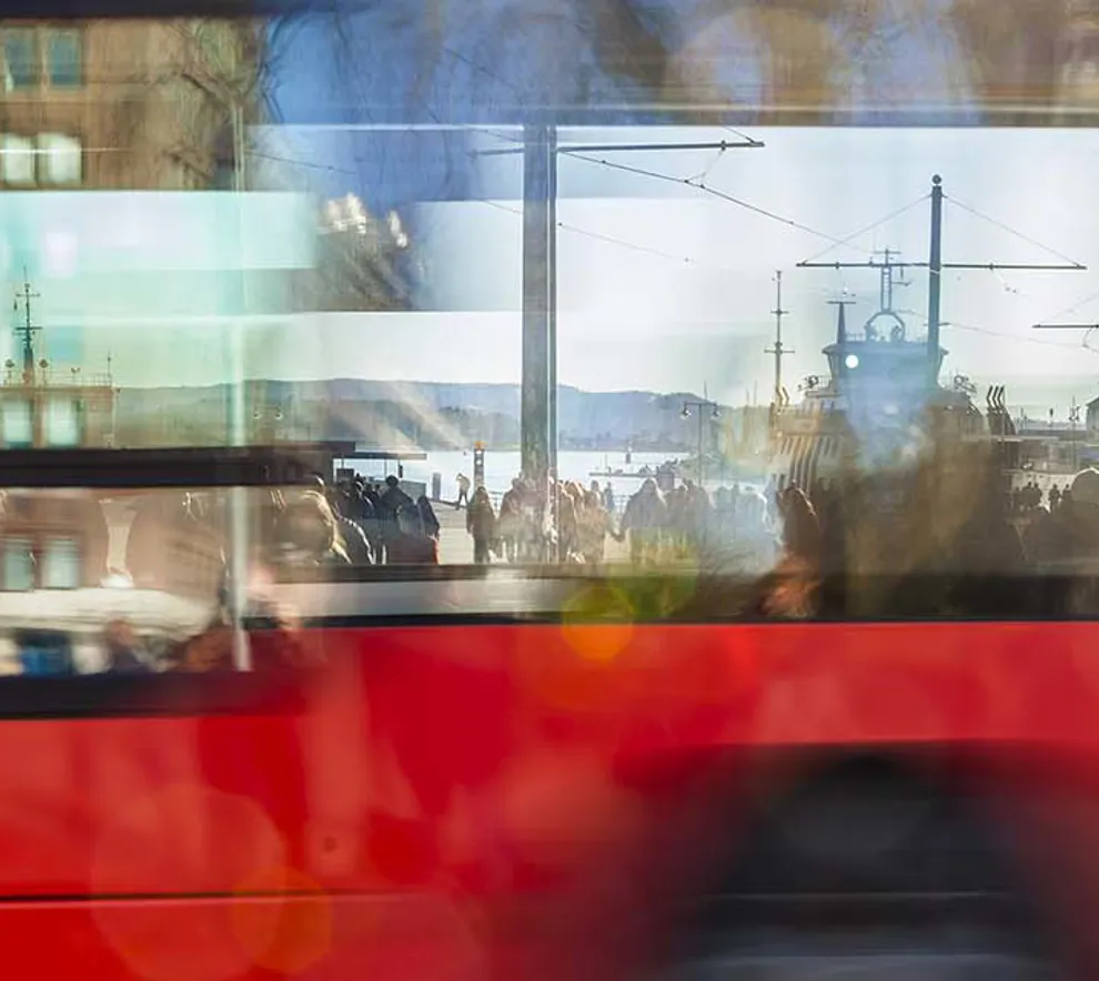 Rød buss i rushen i Oslo